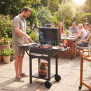 Barbecue a Carbone 110x46,5x101 cm con 2 Ripiani Laterali Termometro Coperchio e Ruote in Metallo e Acciaio Nero      