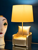 Lampada da Comodino Midcentury Gialla Ø26x46 cm in Resina e Ferro e Tessuto Oro      