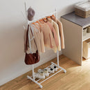 Stand Appendiabiti da Ingresso 68x43x171 cm Asta Ganci e Ripiano Inferiore con Ruote in Metallo Bianco  