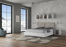 Letto Matrimoniale con Alzata Comoda Struttura Bianco Frassico con Cuscini in Similpelle Appia Tortora Varie Misure